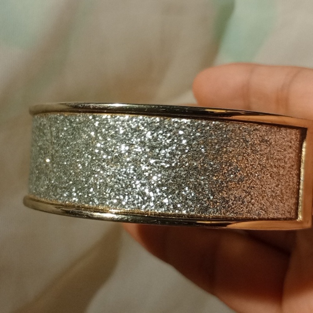 Silver tone clasp bracelet